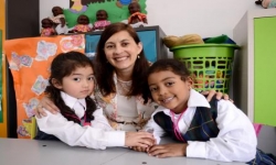 Maestra con alumnos 