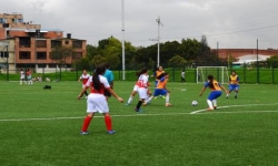 Niñas jugando fútbol para el torneo Mundialito Femenino 