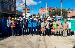 Foto grupal en obra en Tunjuelito 