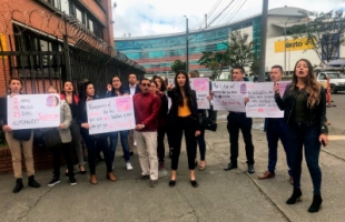 La Secretaría Distrital de la Mujer- SDMujer-, a través de la Estrategia de Justicia de Género, apelará la decisión de la Jueza 19 Penal del Circuito con funciones de conocimiento de Bogotá, dada a conocer en la audiencia de lectura de sentencia que tuvo lugar este lunes 29 de julio, en la que se impuso una condena de 21 años, 10 meses y 15 días de prisión al agresor de Paola Andrea Torres Noreña, representada por la entidad.