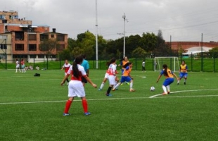 Niñas jugando fútbol para el torneo Mundialito Femenino 